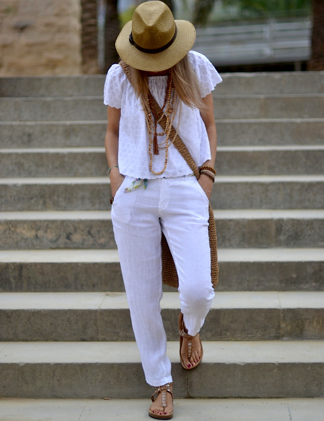 Top romantique + pantalon masculin + accumulation de colliers en perles de bois = le bon mix