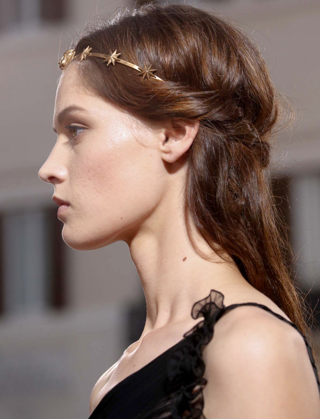 D�licate et romantique � souhait, la couronne d'�toiles Valentino fait mouche