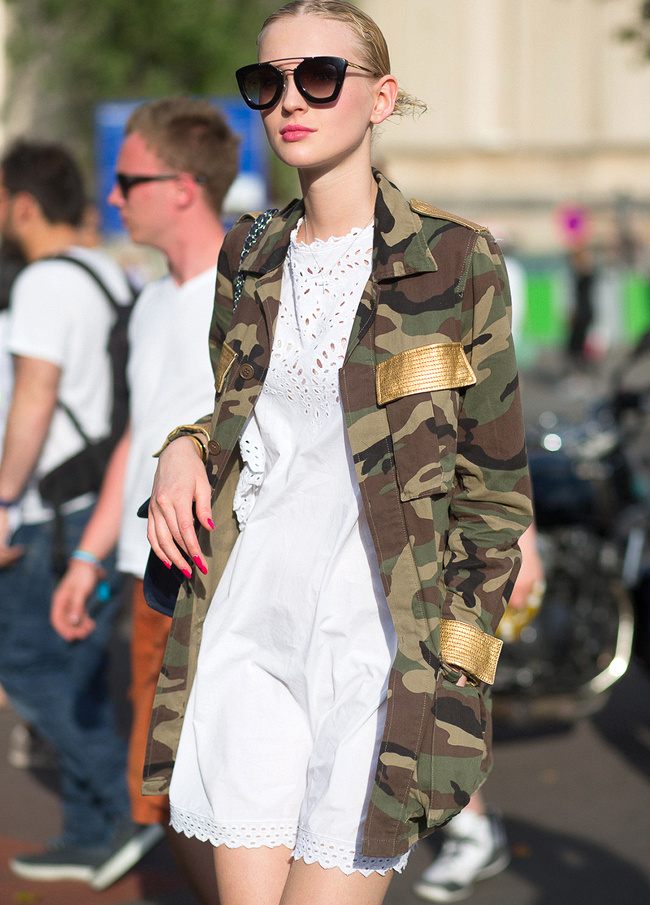 Robe en broderie anglaise + veste militaire = le bon mix