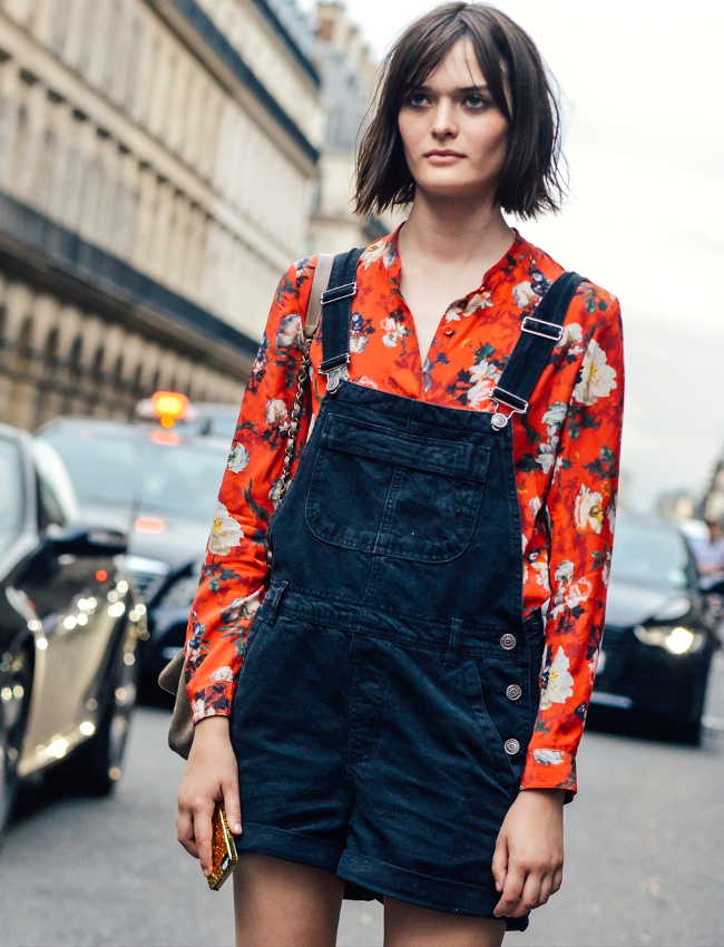 Rien de tel qu'une chemise fleurie pour �gayer une salopette short noire !