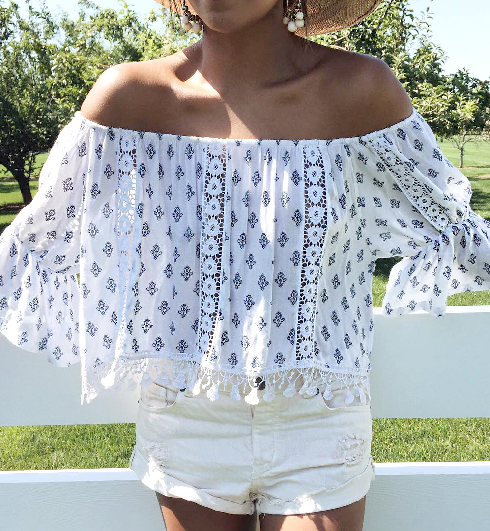 Wanted : un top boh�me � encolure Bardot � porter avec un bronzage caramel