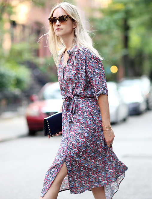 Robe fleurie l�g�re + pochette rock = le bon mix