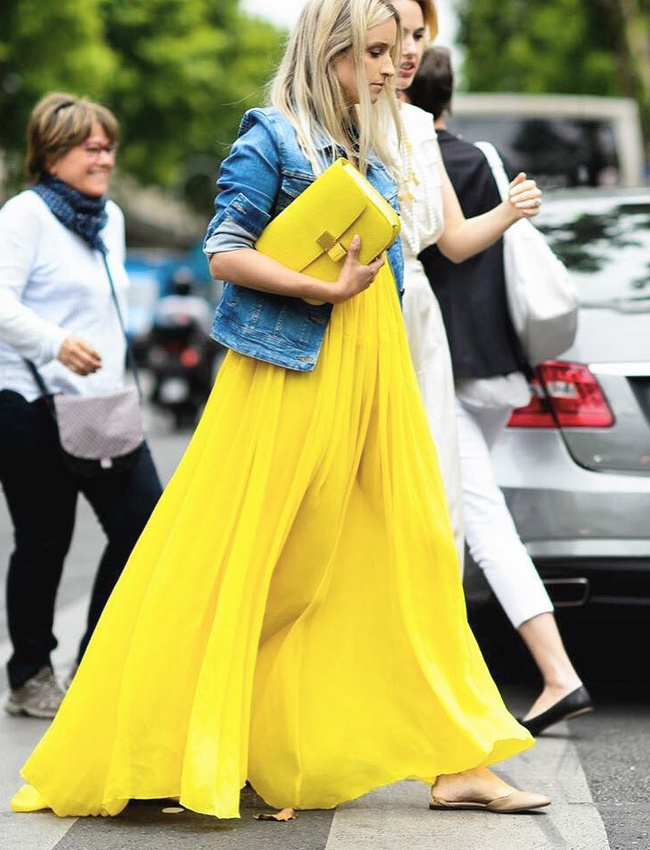 Rien de tel qu'une veste en jean un brin �lim�e pour apaiser une longue robe vaporeuse !