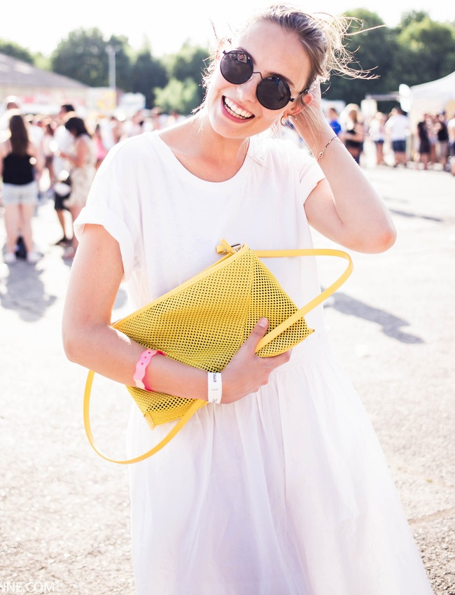 Robe ample blanche + pochette jaune = le bon mix