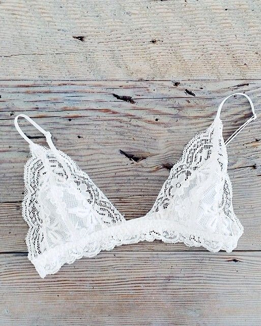 Rien de tel qu'un soutien-gorge triangle en dentelle pour f�miniser un marcel loose !