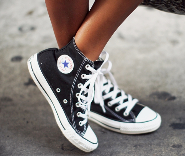 Wanted : des jambes ultra bronz�es et une paire de converses noires semi-montantes !