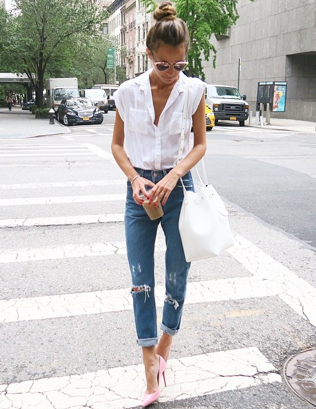 Rien de tel qu'une paire d'escarpins haut perch�s pour f�miniser un jean destroyed