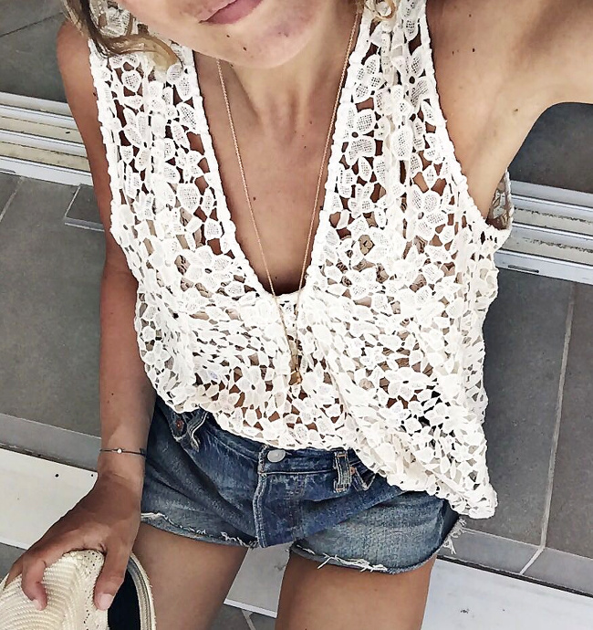 On ne se lasse pas du mix dentelle/jean destroy !