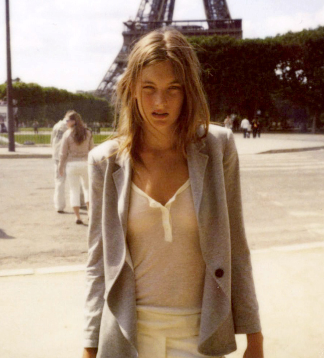 Un brin d�boutonn�, le d�bardeur tunisien se fait ultra sexy