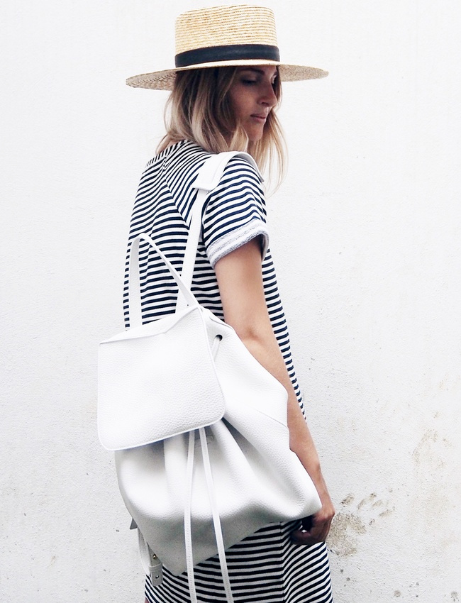Robe marini�re + canotier + maxi sac � dos blanc = le bon mix