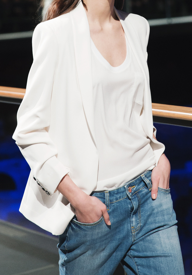 Oui au blazer pour sophistiquer le duo jean large/tee-shirt loose !