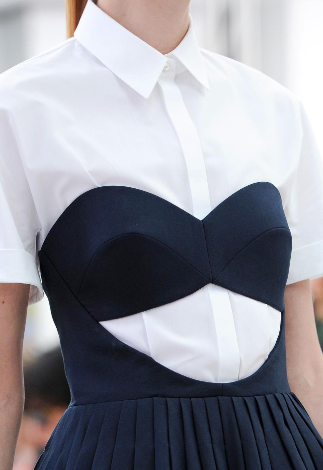 Rien de tel qu'une chemisette blanche pour dompter une robe bustier un brin impudique !