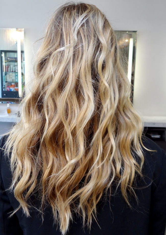 � peine ondul�e et dor�e juste comme il faut, cette crini�re blonde donne envie de passer chez le coloriste !