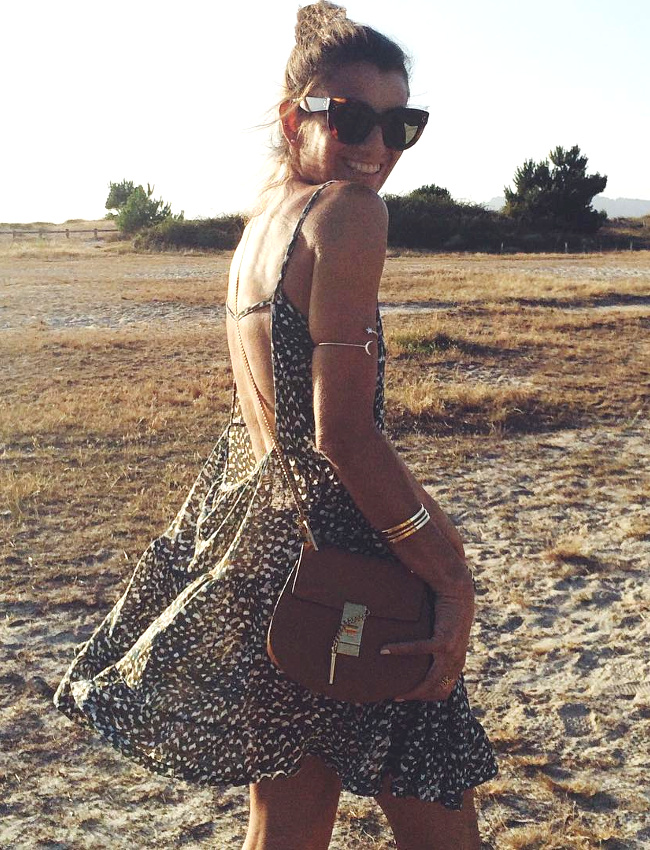 Wanted : une petite robe ultra l�g�re � porter avec de fins bracelets dor�s