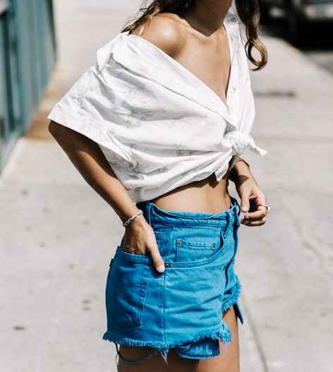 Et si on transformait nos chemises en tops cropped et sexy ?