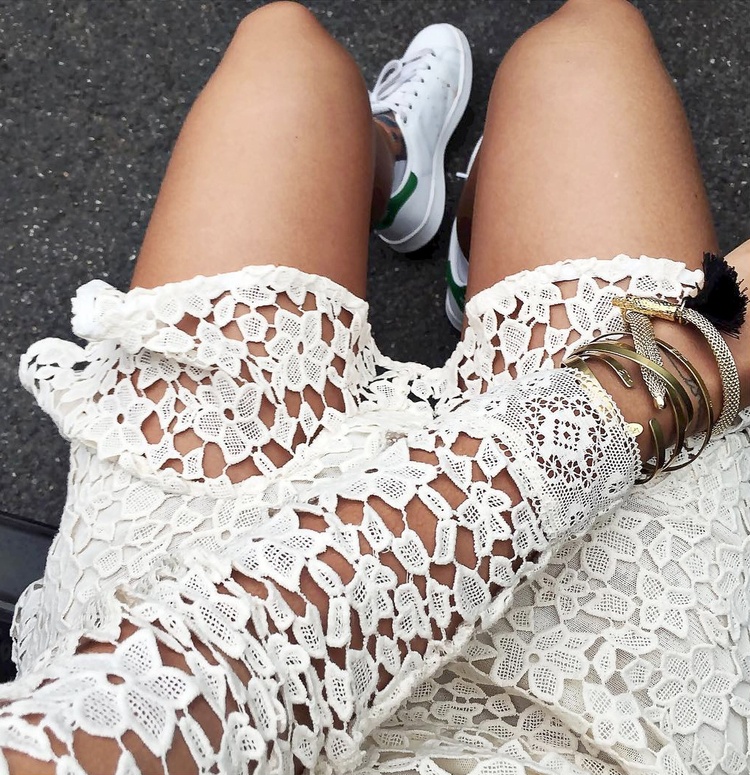 On ne se lasse pas du duo dentelle blanc cass�/baskets blanches !