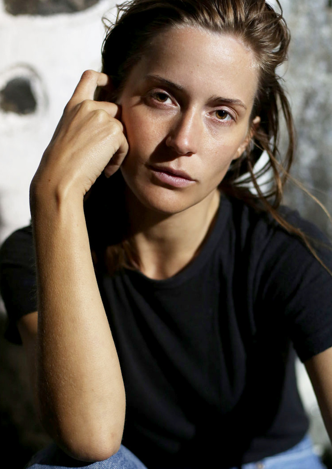 Rien de tel qu'un simple tee-shirt noir pour souligner un bronzage naissant !