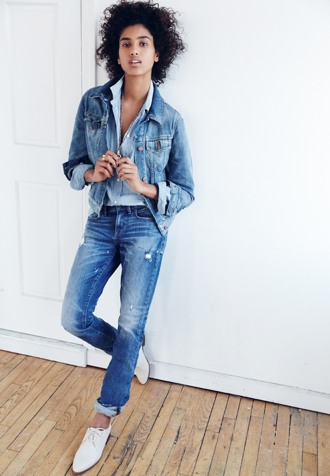Associ� � une paire de derbies blanches, le total look denim gagne en �l�gance