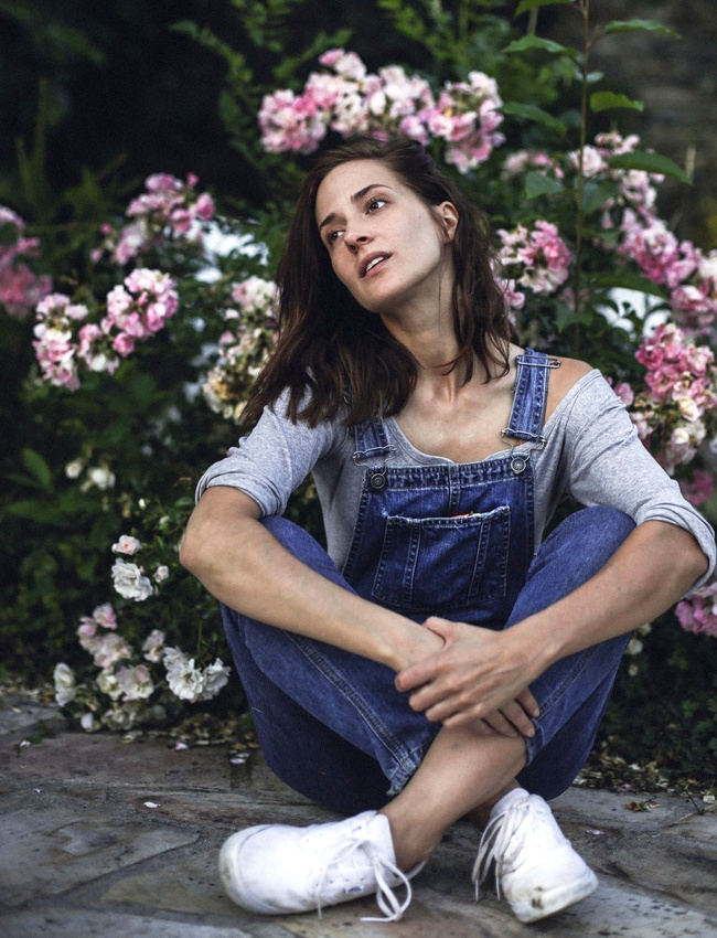 Salopette en jean + top gris casual d�collet� = le bon mix