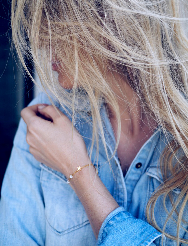 Chemise en jean clair + tr�s fin bracelet = le bon mix