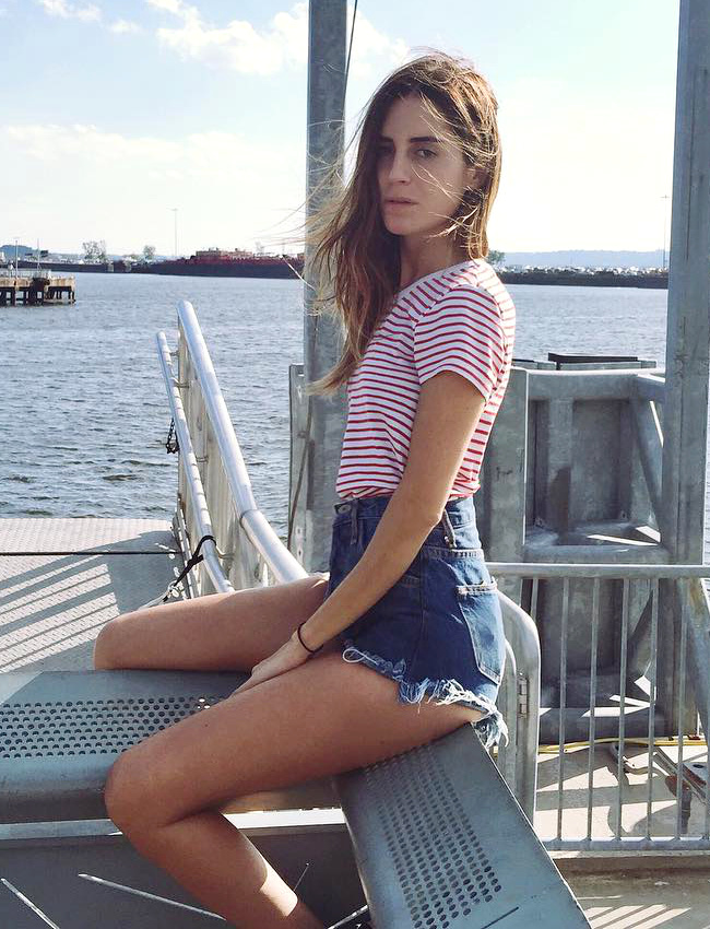 Short taille haute + tee-shirt marini�re rouge/blanc = le bon mix