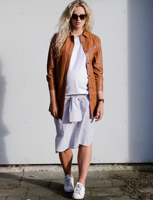Rien de tel qu'une sur-chemise en cuir pour twister la silhouette d'une future maman !