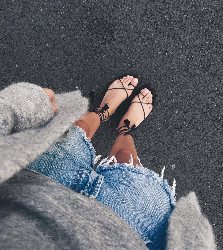 Sandales ultra fines + short en jean destroy = le bon mix