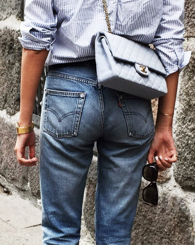 Sac bleu ciel + chemise ray�e bleue = le bon mix