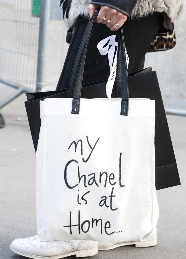 Il suffit parfois d'un feutre noir et d'un peu d'humour pour booster l'allure d'un tote bag !