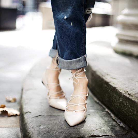 Jean brut boyfriend roulott� sur la cheville + ballerines lac�es = le bon mix