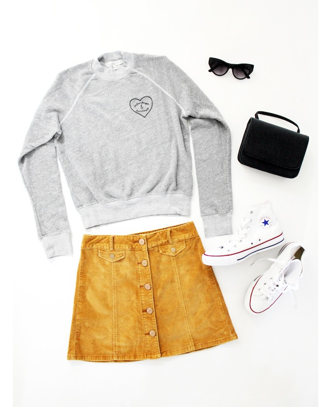 Entre jupe en velours camel et converses blanches, ce petit look de rentr�e a tout bon !