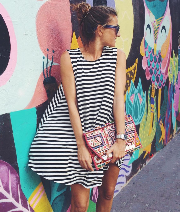 Robe marini�re + pochette folk color�e = le bon mix