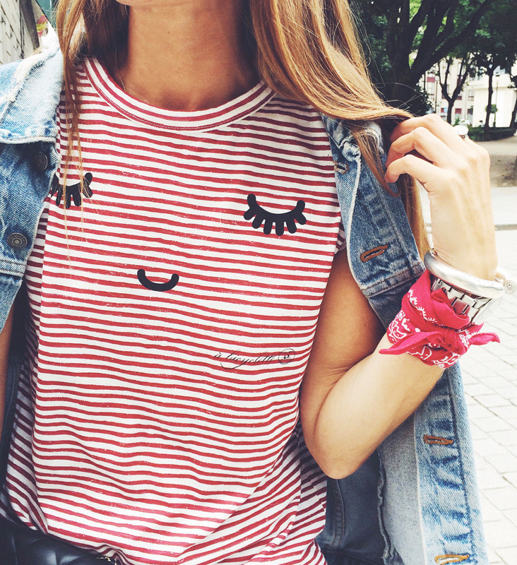 Tee-shirt ray� rouge et blanc + bandana rouge en bracelet + veste en jean oversize = le bon mix