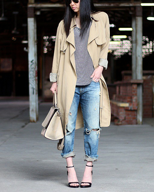 Rien de tel qu'une fine paire de sandales hautes perch�es pour booster un look casual !