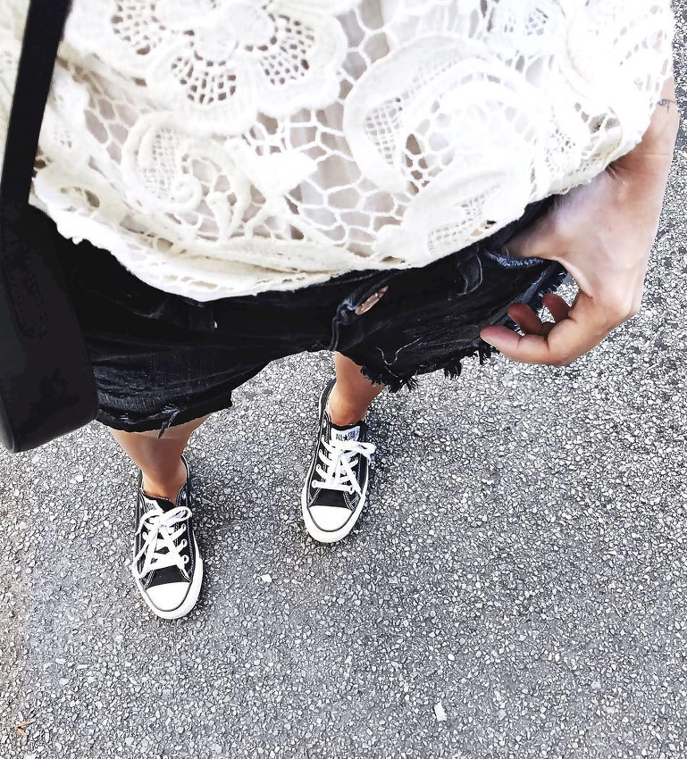 Rien de tel qu'un top en dentelle pour twister un short en jean noir � bord franc !