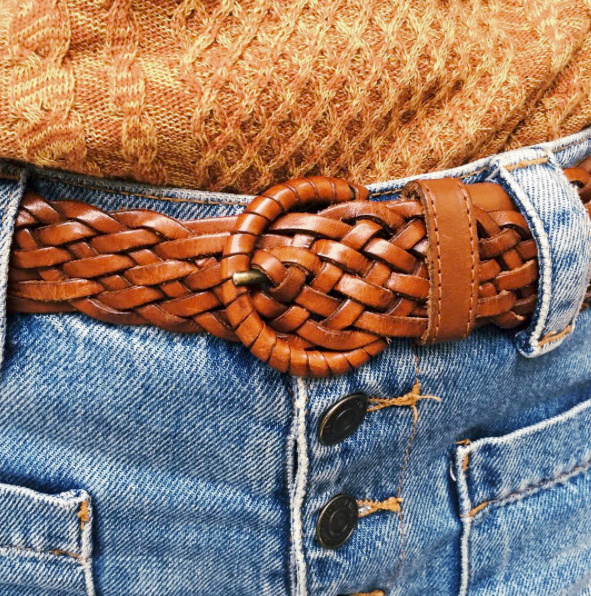 Ceinture fauve tress�e + jean taille haute + pull rouille = le bon mix