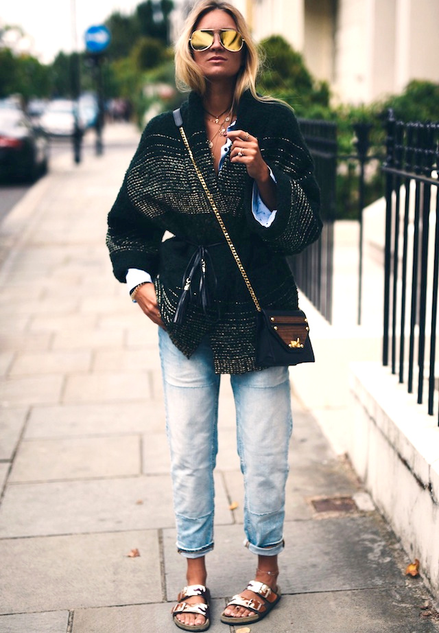 Rien de tel qu'un gros gilet pour r�chauffer une paire de sandales estivales !