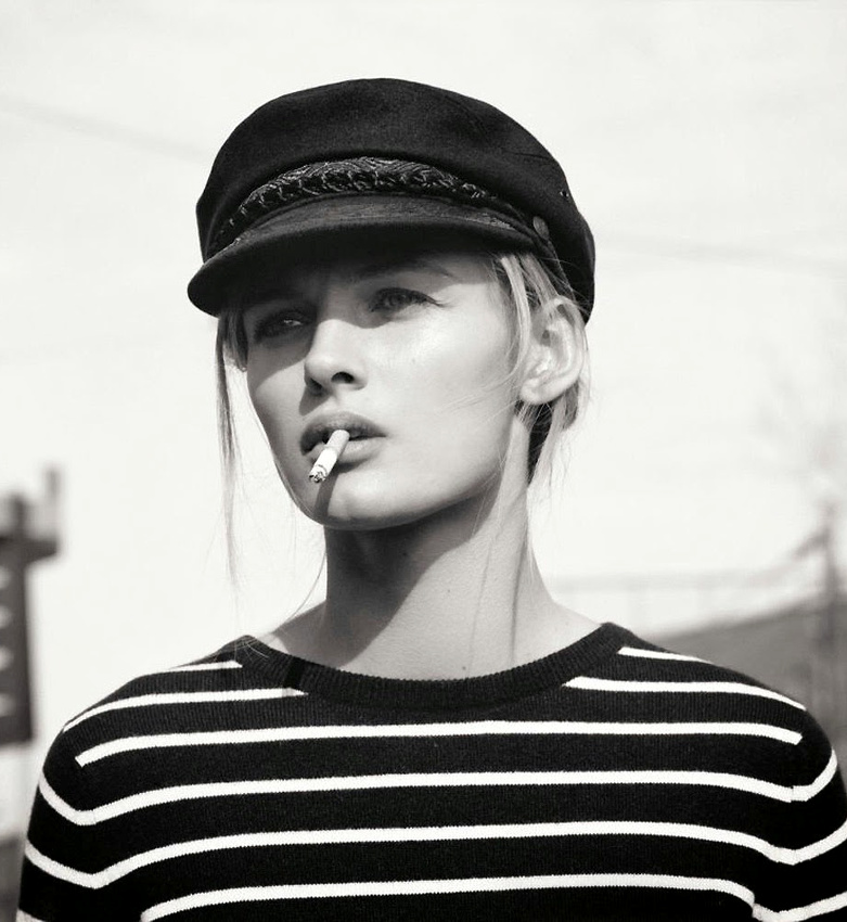 Port�e en laissant quelques m�ches de cheveux s��chapper, la casquette de marin s'invite en ville !