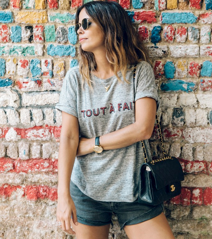 Rien de tel qu'un sac Chanel noir pour twister le duo short en jean/tee-shirt loose !