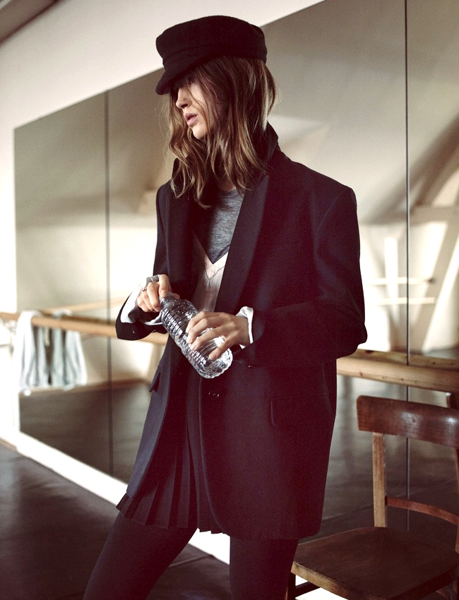 Casquette de marin + caban + cheveux d�tach�s = le bon mix