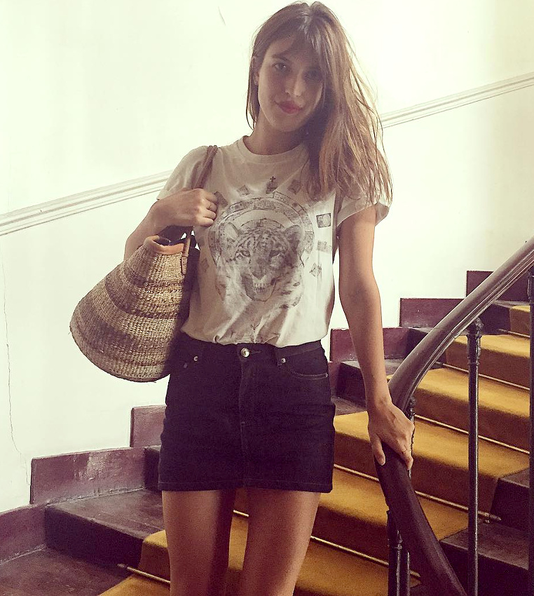 Tee-shirt vintage + mini jupe en jean + cheveux d�tach�s + lipstick rouge = le bon mix