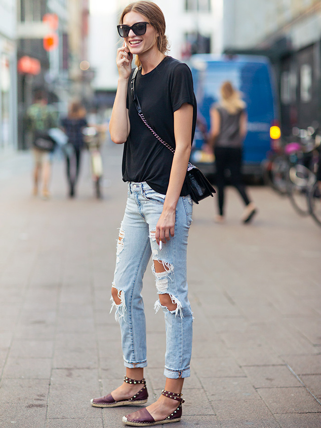 Espadrilles clout�es + jean destroy + tee-shirt noir + sac Boy Chanel = le bon mix
