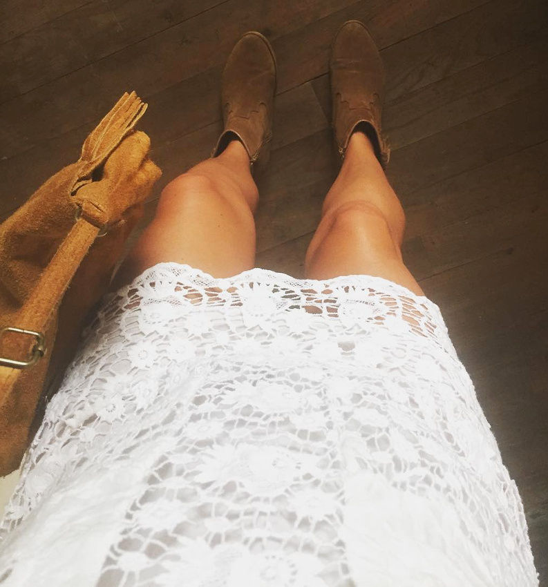 Boots en daim + robe courte en dentelle blanche = le bon mix
