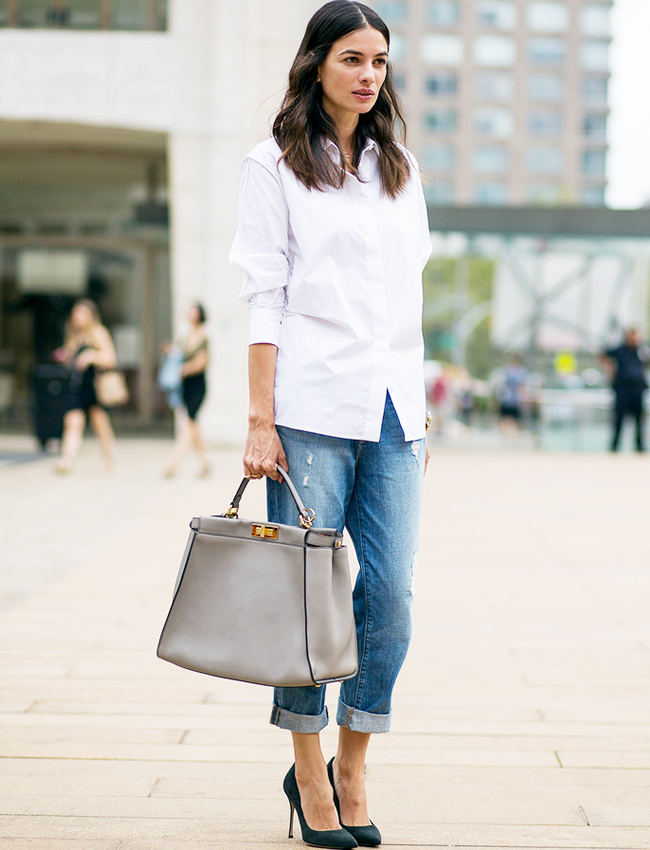 Rien de tel qu'une paire d'escarpins hauts perch�s pour twister le duo jean boyfriend/chemise blanche !