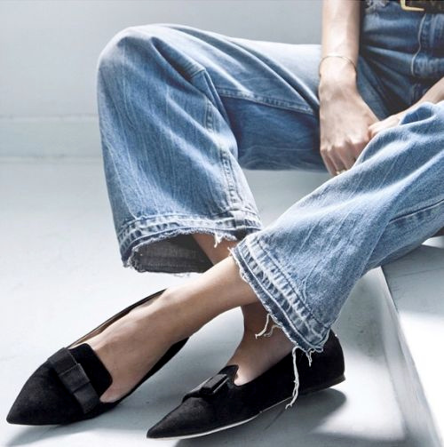 Jean large + slippers pointues = le bon mix