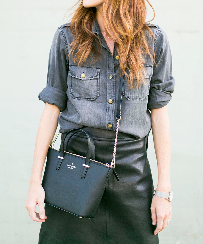 Chemise en jean grise + jupe midi en cuir noir = le bon mix