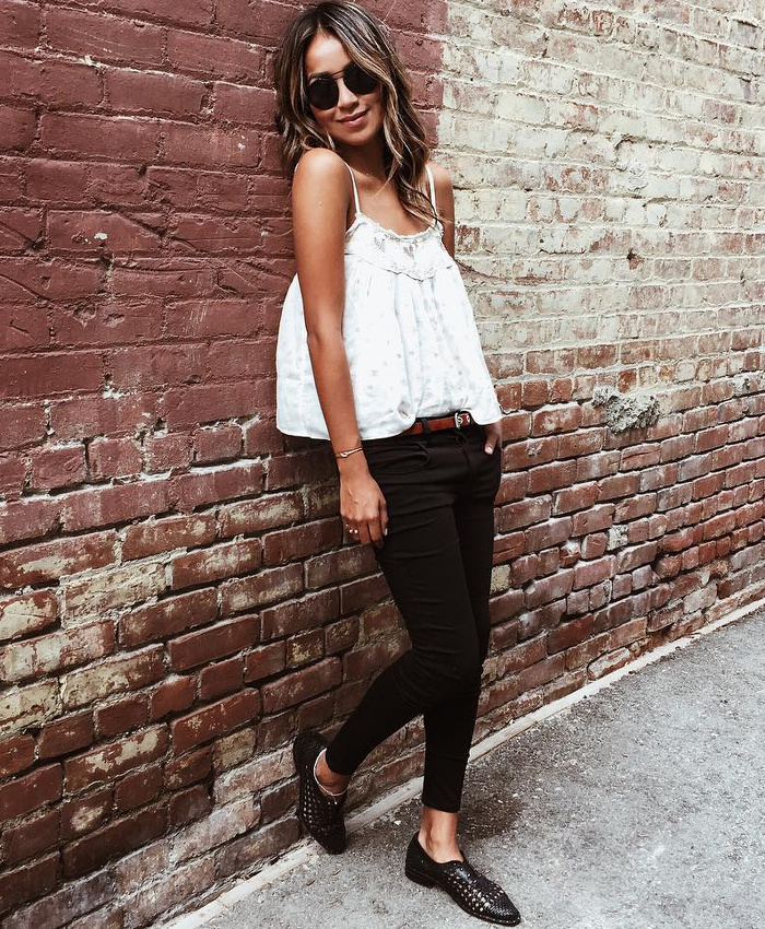 Caraco estival + slim noir court sur la cheville + derbies pointues carbone = le bon mix