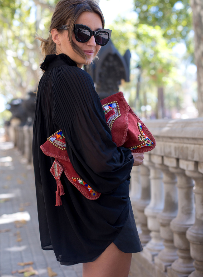 Rien de tel qu'une pochette folk pour booster un total look noir !