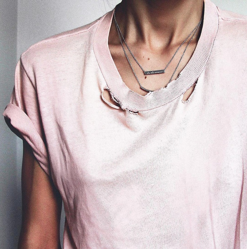 Pour ou contre le tee-shirt trou� � l'encolure ?