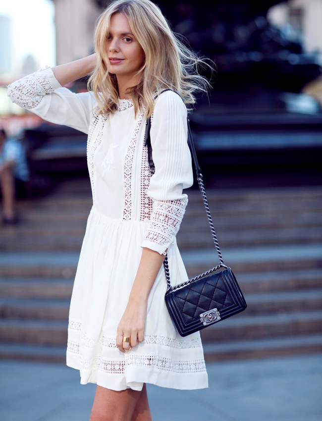 Robe en dentelle blanche + petit sac noir urbain = le bon mix